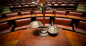 featured-courtroom-scales-jury